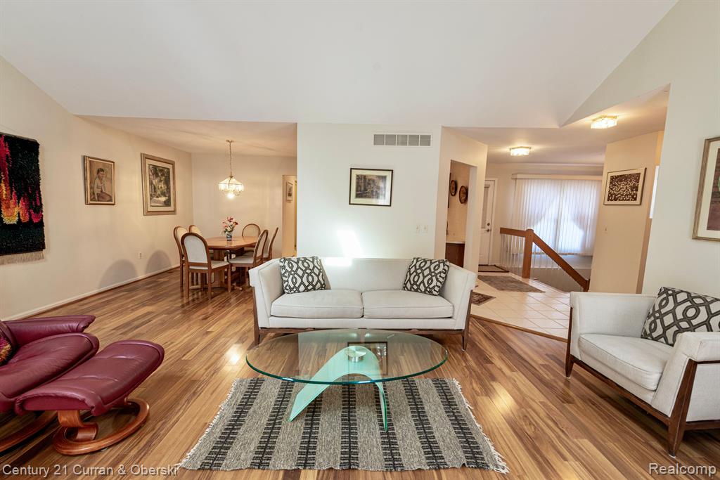23013 Farmington Road Farmington, MI 48336 - Photo 4 of 37