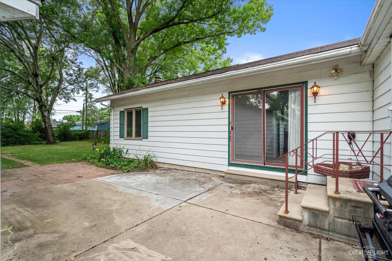 464 Davis Road Batavia, IL 60510 - Photo 15 of 17 a backyard of a house with seating space