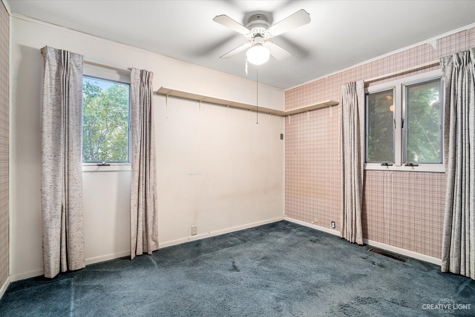 464 Davis Road Batavia, IL 60510 - Photo 10 of 17 an empty room with windows and fan