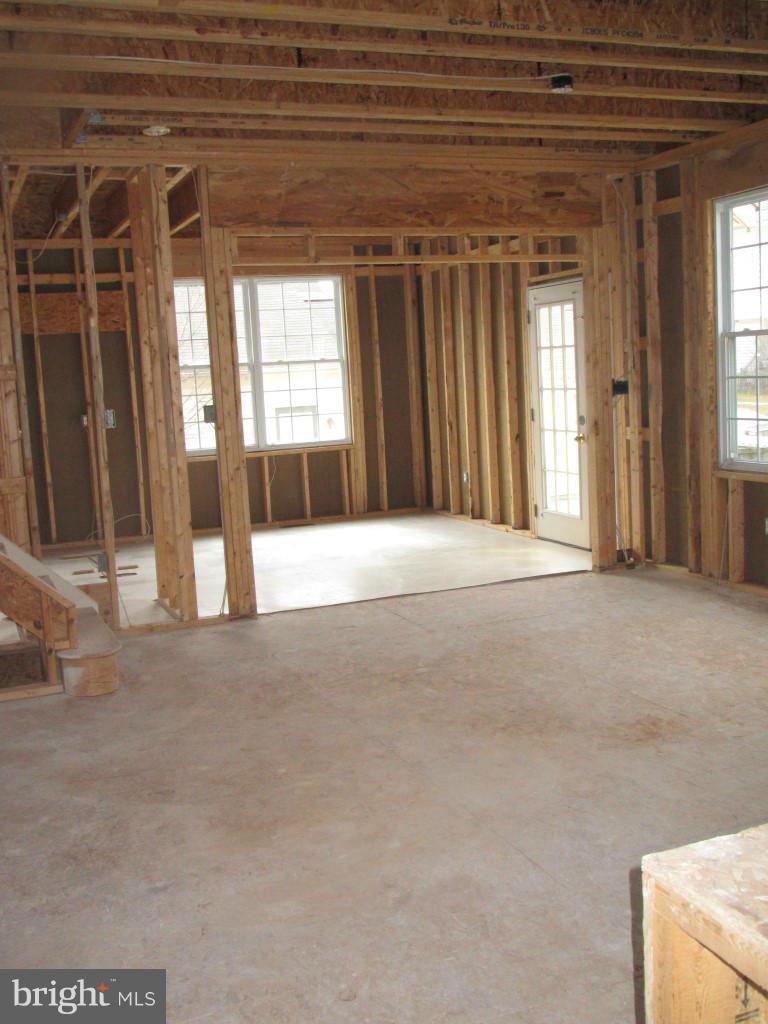 111 Commodore Drive Baltimore, MD 21221 - Photo 4 of 16 Living Room