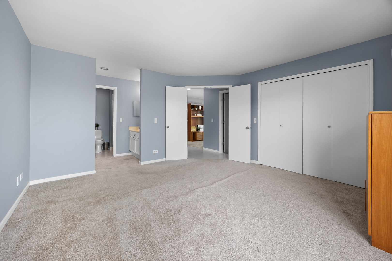 815 Leicester Road, Unit 219 Elk Grove Village, IL 60007 - Photo 15 of 26 a view of an empty room with a closet