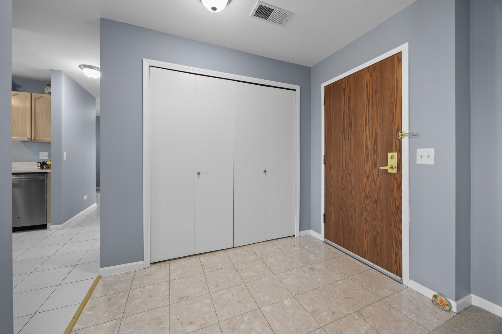 815 Leicester Road, Unit 219 Elk Grove Village, IL 60007 - Photo 19 of 26 a view of an empty room with closet and a bathroom