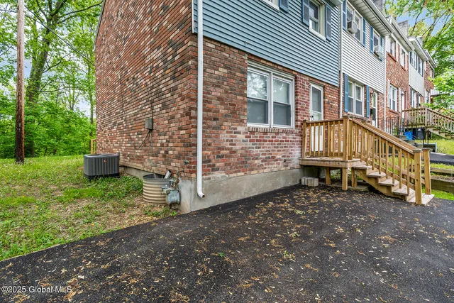 $2,000 | 98 Mt Hope Drive, Albany, NY 12202