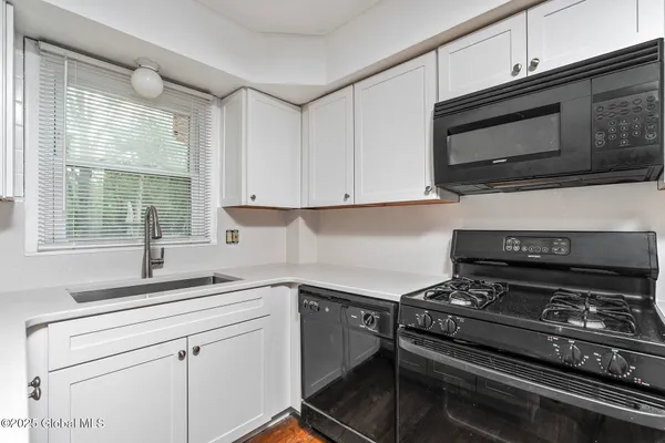 $2,000 | 98 Mt Hope Drive, Albany, NY 12202