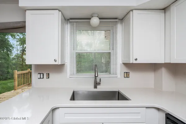 $2,000 | 98 Mt Hope Drive, Albany, NY 12202