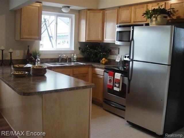 4020 Mapleleaf Road Waterford, MI 48328 - Photo 10 of 18 STAINLESS APPLIANCES