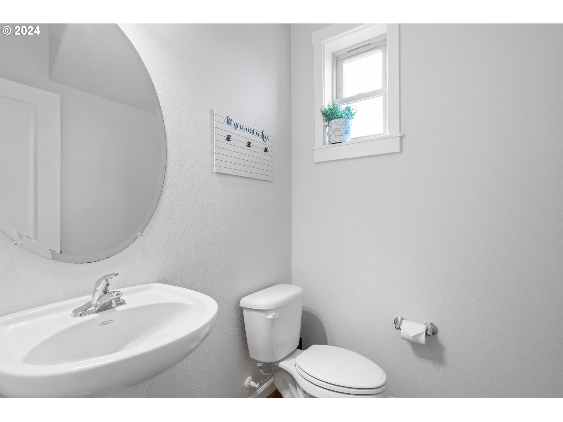 3519 North 6th Circle Ridgefield, WA 98642 - Photo 12 of 40 a bathroom with a toilet a sink and mirror