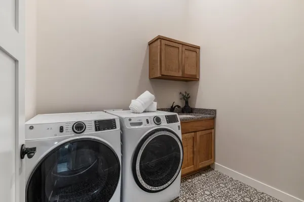 $319,999 | S1546 Shawnee Drive, Unit B, Alma, WI 54610