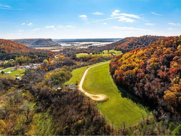 $319,999 | S1546 Shawnee Drive, Unit B, Alma, WI 54610