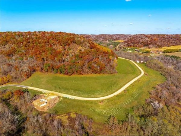 $319,999 | S1546 Shawnee Drive, Unit B, Alma, WI 54610