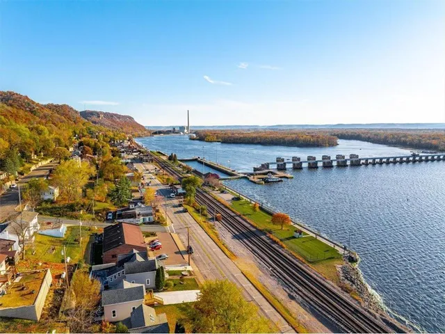 $319,999 | S1546 Shawnee Drive, Unit B, Alma, WI 54610