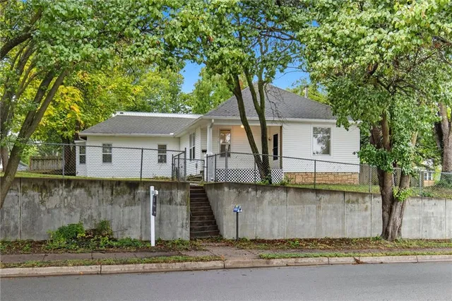 $190,000 | 715 North 10th Street, Leavenworth, KS 66048