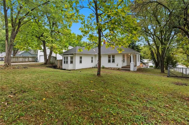 $190,000 | 715 North 10th Street, Leavenworth, KS 66048