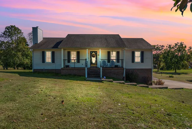 a view of a house with a yard