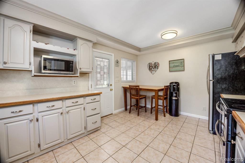 1822 Prestwick Road Grosse Pointe Woods, MI 48236 - Photo 9 of 35