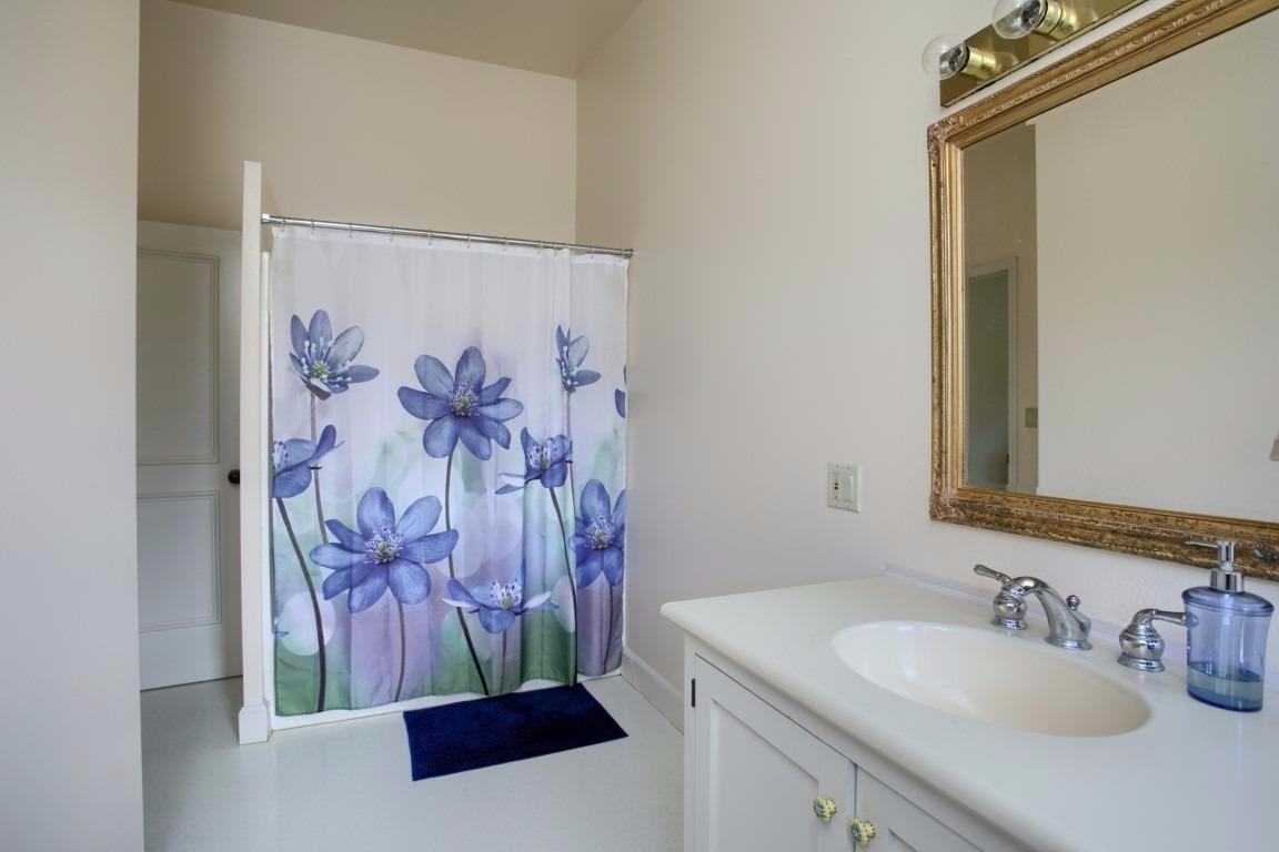 247 West Valley View Road Talent, OR 97540 - Photo 23 of 33 Guest bath
