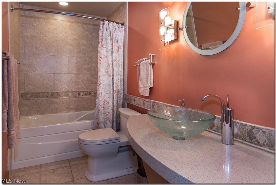 1237 Washington Avenue, Unit 1209 Cleveland, OH 44113 - Photo 25 of 33 GUEST BATH ON 1ST