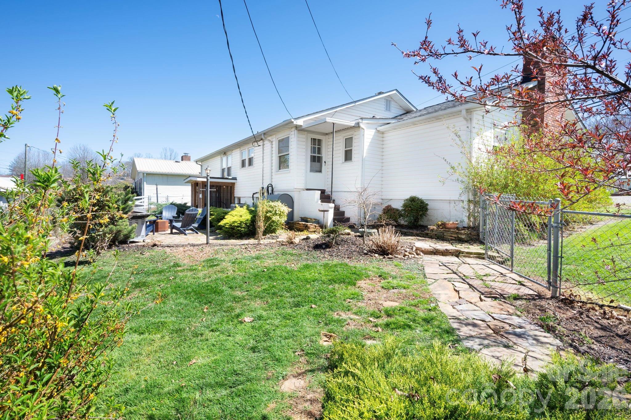 298 Erwin Hills Road Asheville, NC 28806 - Photo 4 of 40