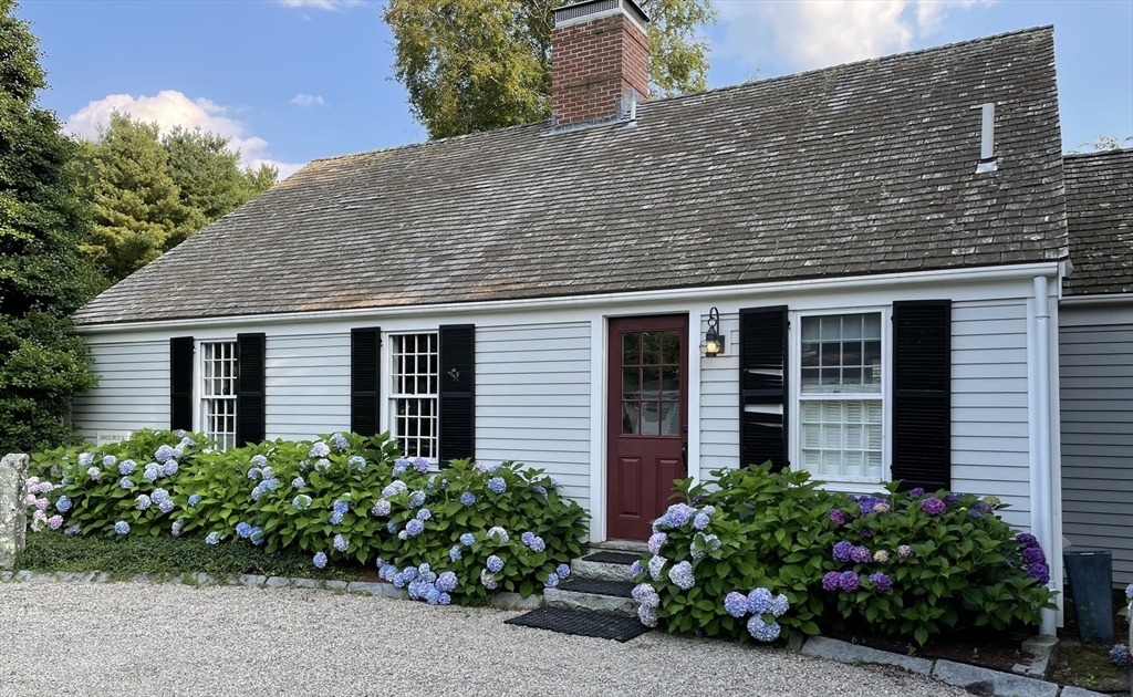6 Rachael's Lane Duxbury, MA 02332 - Photo 37 of 42 a front view of a house with plants