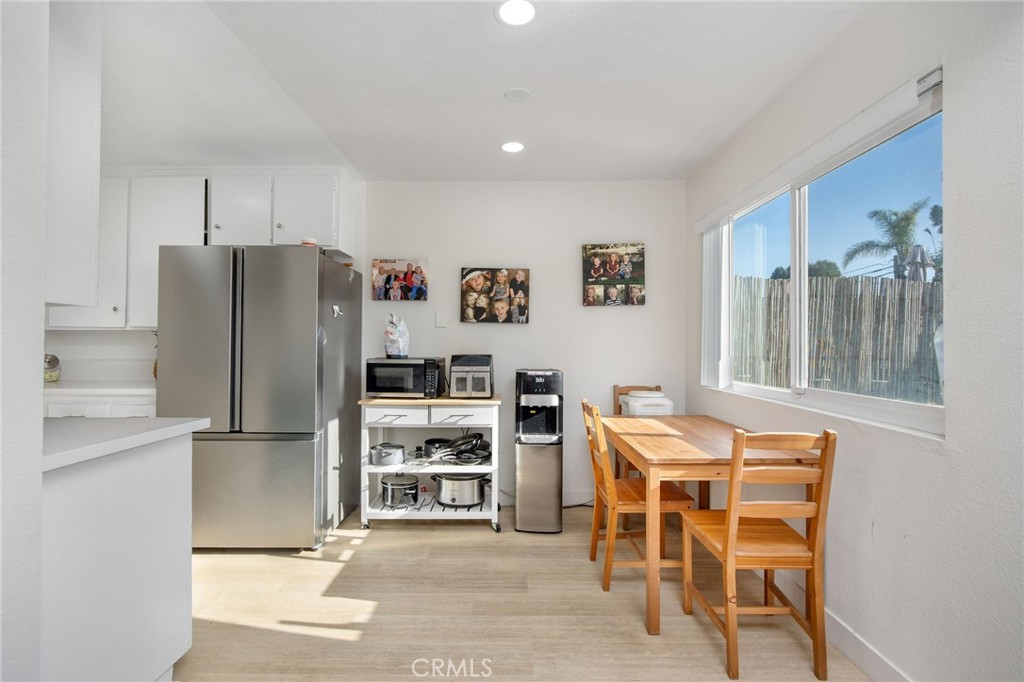 204 Springfield Avenue Huntington Beach, CA 92648 - Photo 23 of 40 Unit B - Kitchen and Dining Area