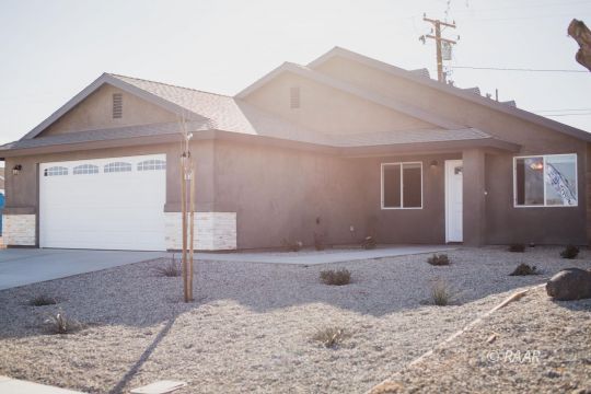 1113 Mayo Street Ridgecrest, CA 93555 - Photo 3 of 31 a very nice looking room with a large window