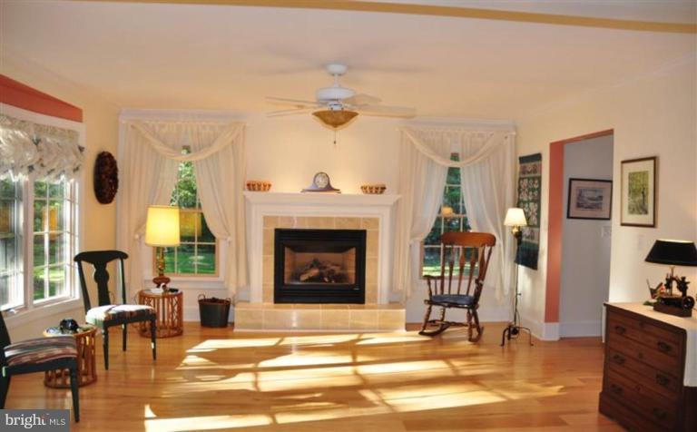 8476 Aveley Farm Road Easton, MD 21601 - Photo 18 of 24 Living Room