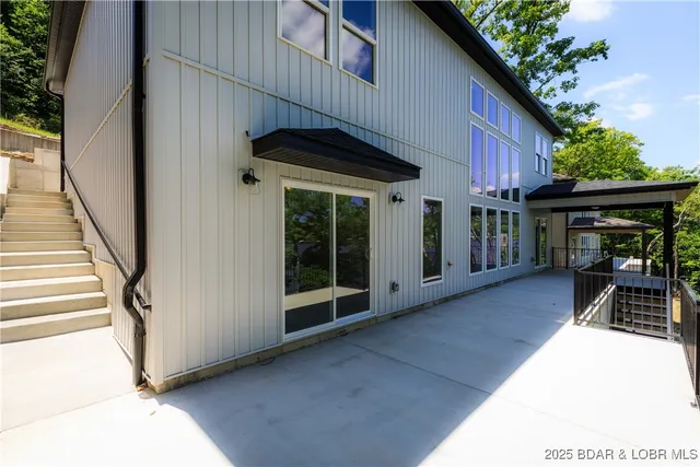 $995,000 | 17023 East Seminole Drive, Rocky Mount, MO 65072