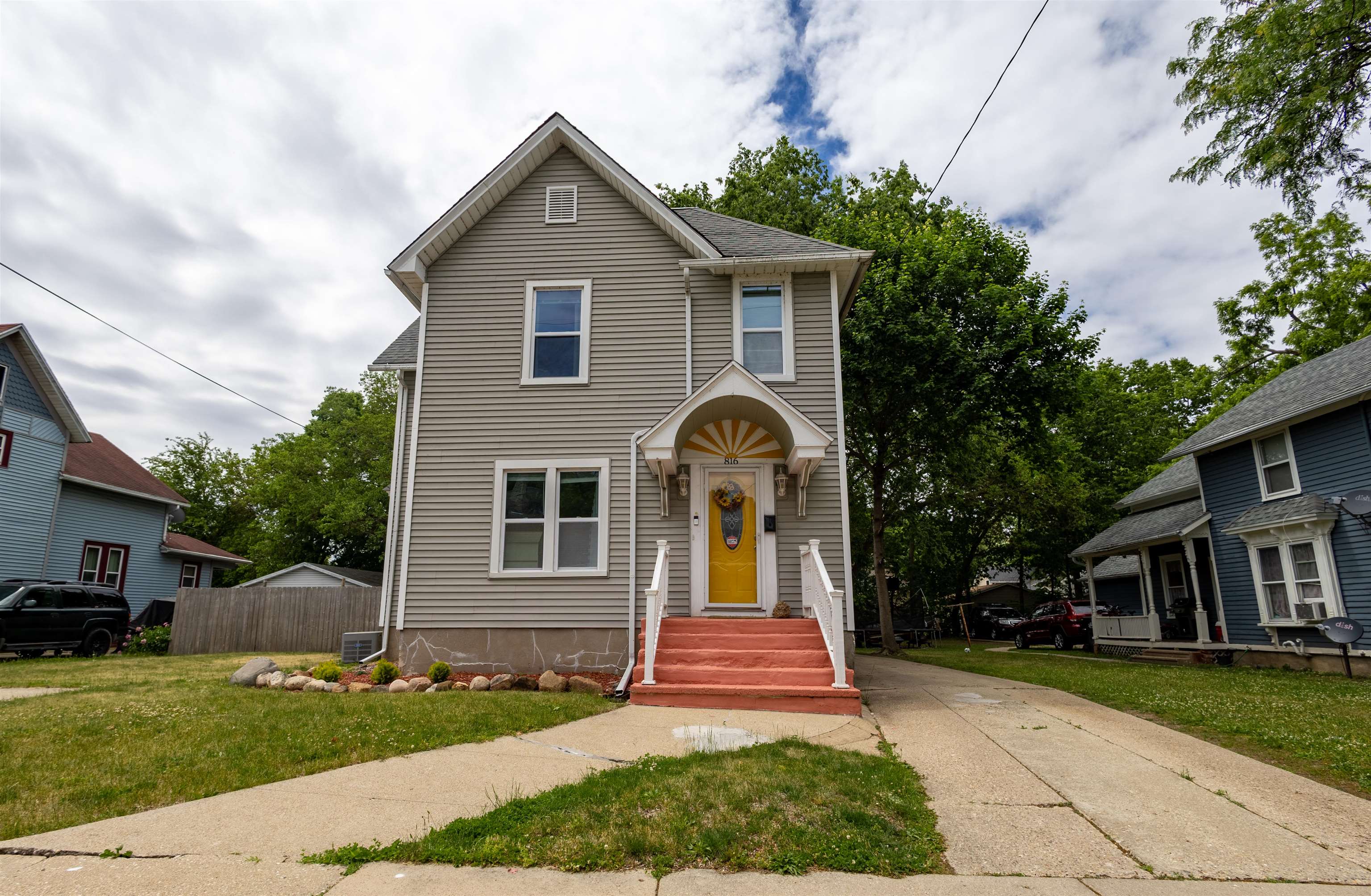 816 Bluff Street Beloit, WI 53511 - Photo 2 of 21