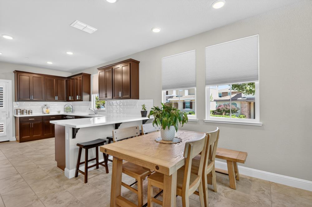 211 Rochdale Street Roseville, CA 95661 - Photo 7 of 66