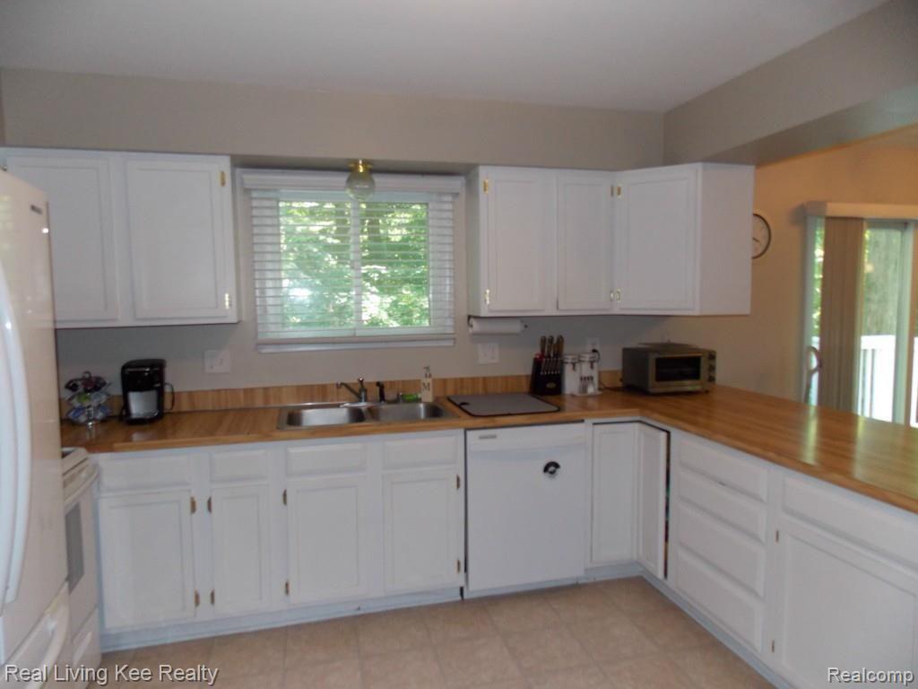 1654 Rochester Road Leonard, MI 48367 - Photo 23 of 45 DSCN2160.jpg