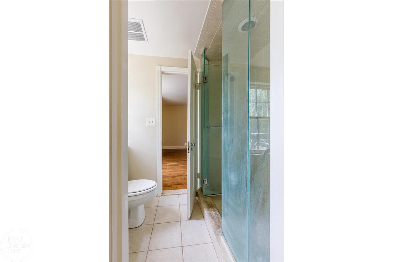 75 Handy Road Grosse Pointe, MI 48236 - Photo 33 of 46 50047805-32.JPG