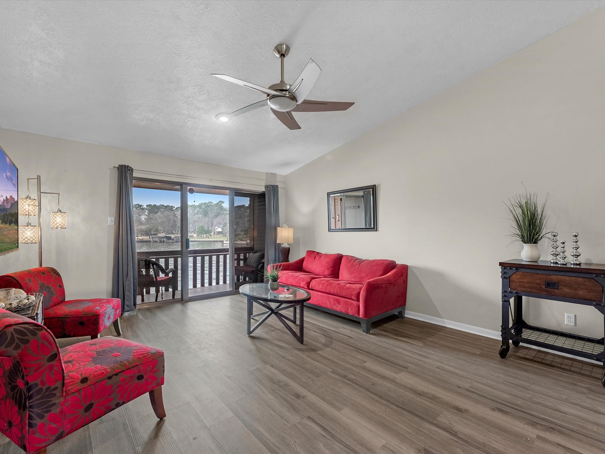 801 River Road, Unit 114F Montgomery, TX 77356 - Photo 4 of 25 a living room with furniture
