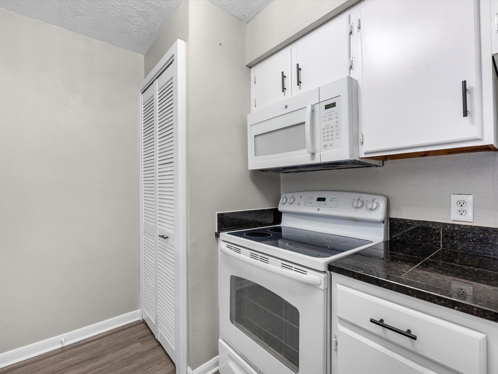 801 River Road, Unit 114F Montgomery, TX 77356 - Photo 10 of 25 a kitchen with cabinets and appliances