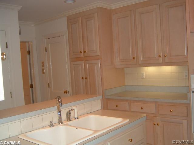 7705 Wood Road Richmond, VA 23229 - Photo 6 of 12 Kitchen - Light and bright kitchen!