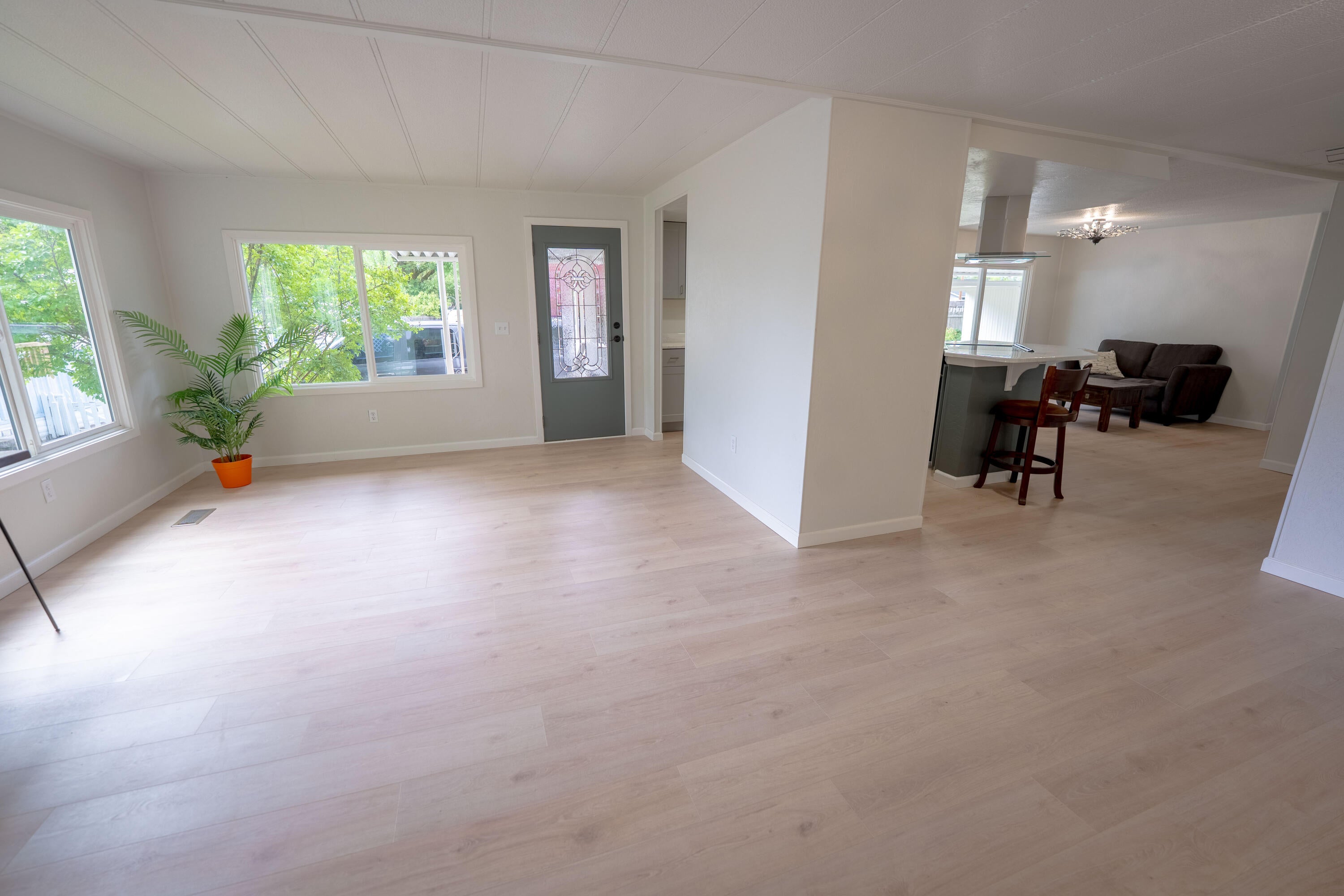 2385 Table Rock Road, Unit 70 Medford, OR 97501 - Photo 4 of 27 Living Room