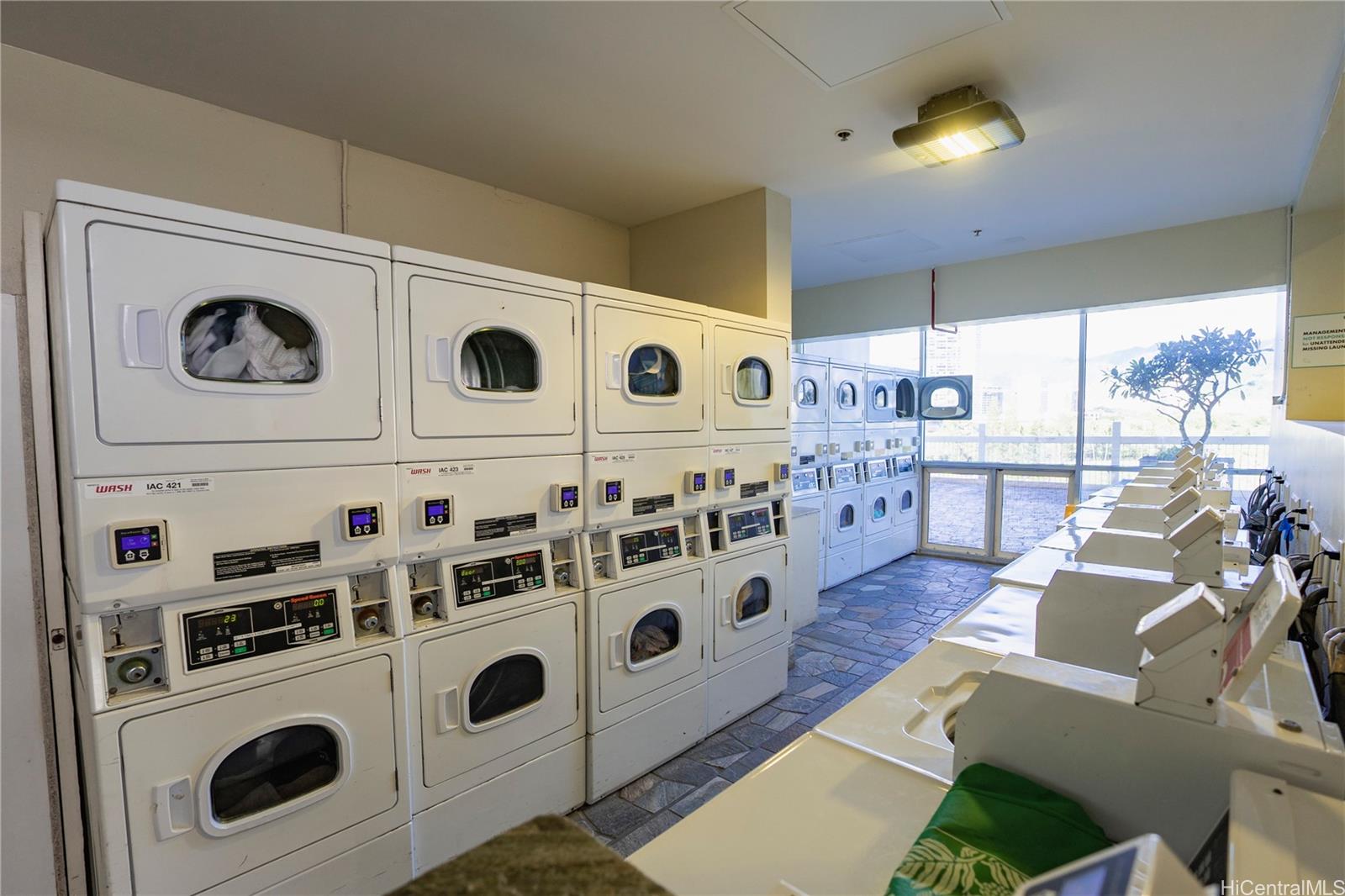 445 Seaside Avenue, Unit 2006 Honolulu, HI 96815 - Photo 19 of 23 a view of kitchen with washer and dryer