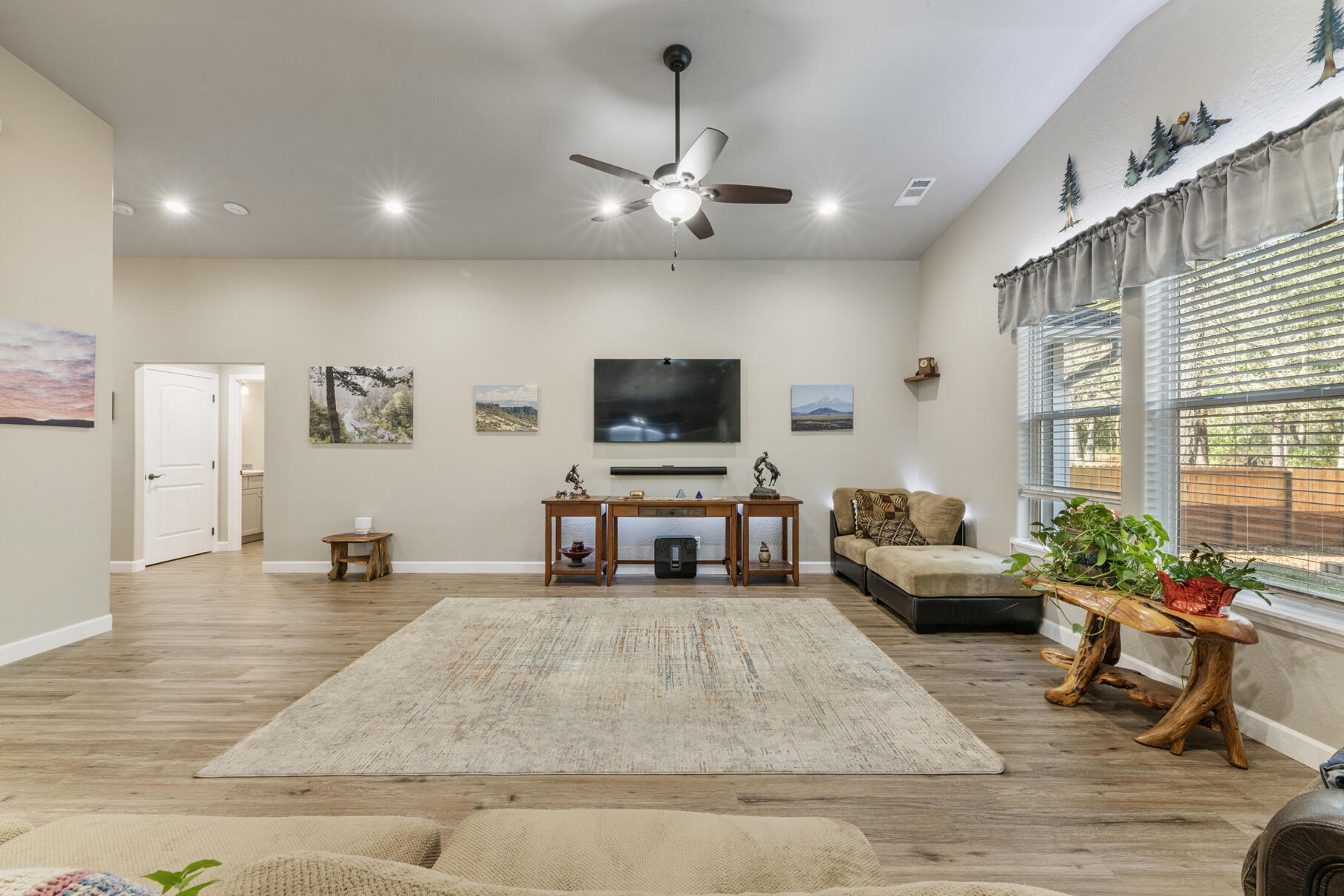 371 Cedar Ridge Cave Junction, OR 97523 - Photo 10 of 40 Living room