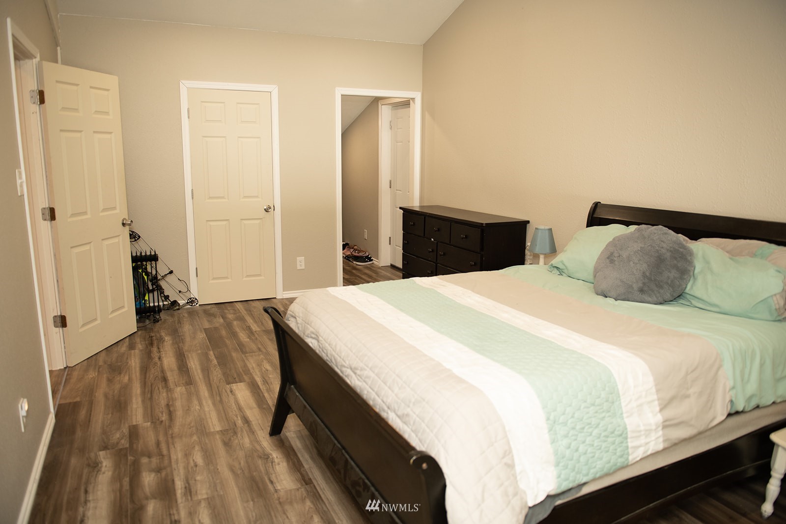 650-38 Logan Hill Road Chehalis, WA 98532 - Photo 12 of 36 a spacious bedroom with a bed and a wooden floor