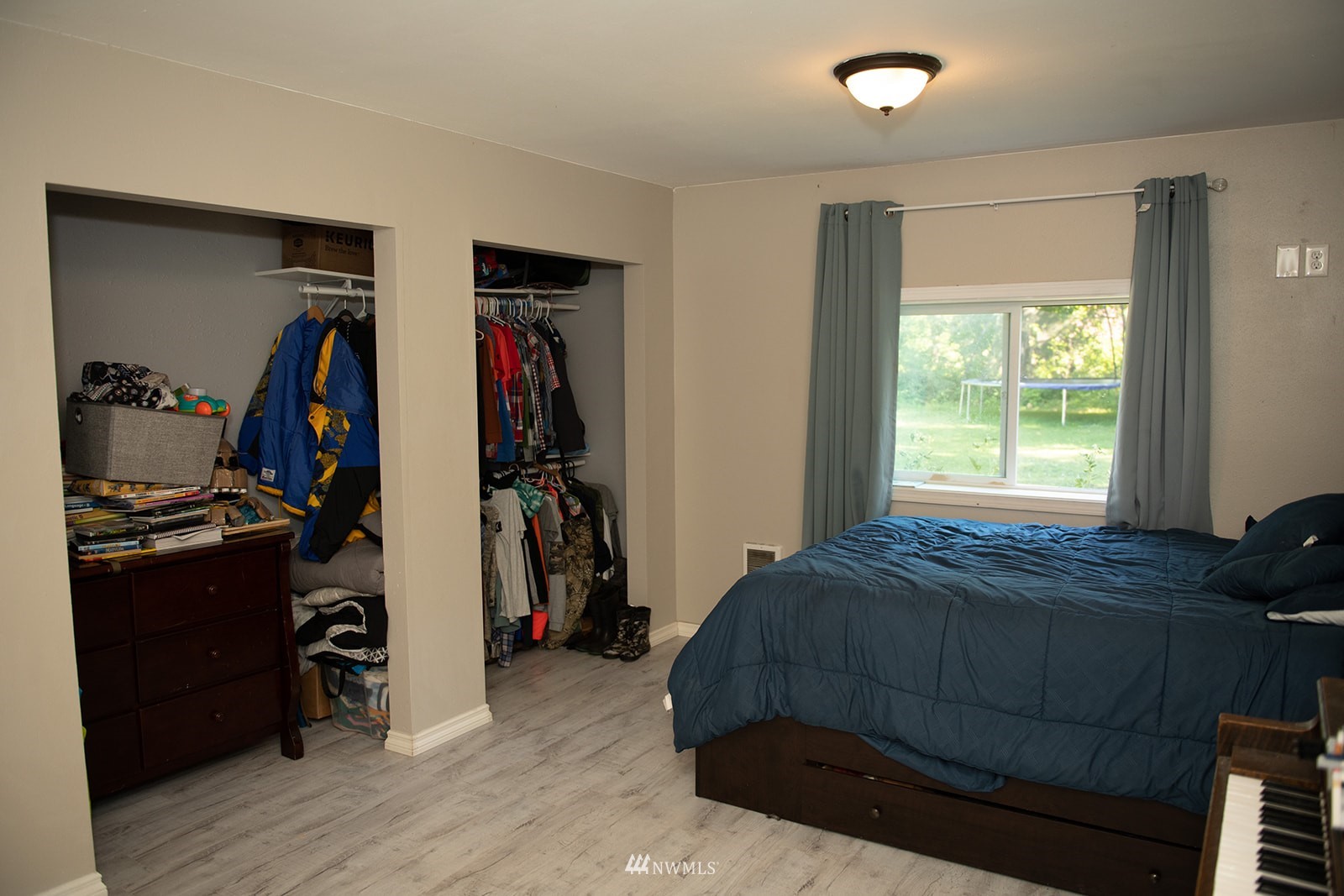 650-38 Logan Hill Road Chehalis, WA 98532 - Photo 20 of 36 a bedroom with a bed and a window