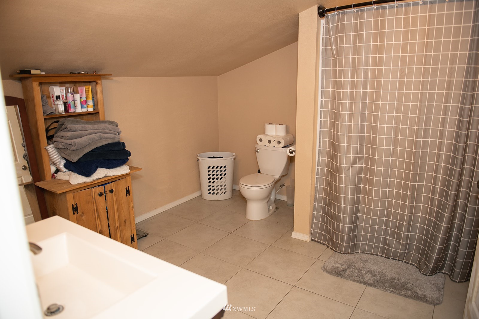 650-38 Logan Hill Road Chehalis, WA 98532 - Photo 22 of 36 a bathroom with a sink toilet and shower