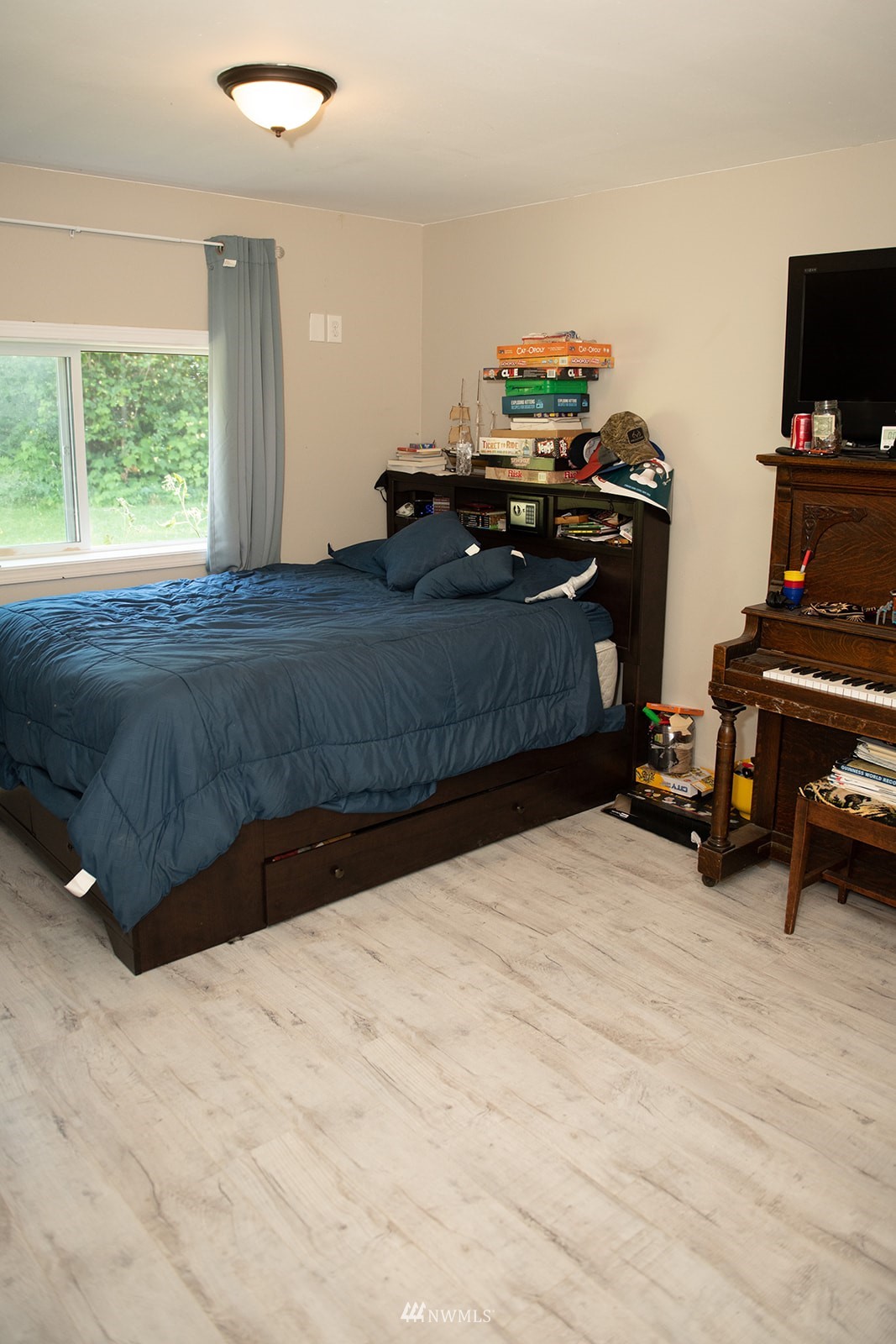 650-38 Logan Hill Road Chehalis, WA 98532 - Photo 23 of 36 a living room with a bed furniture and a flat screen tv