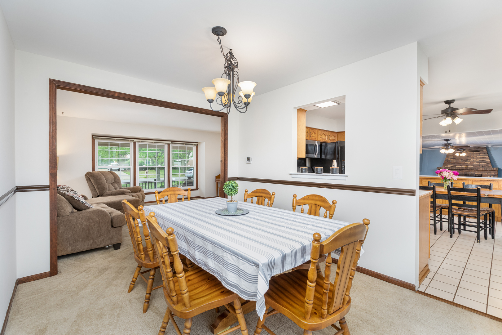 1616 Apache Drive Naperville, IL 60563 - Photo 12 of 36 a dining room with furniture and window