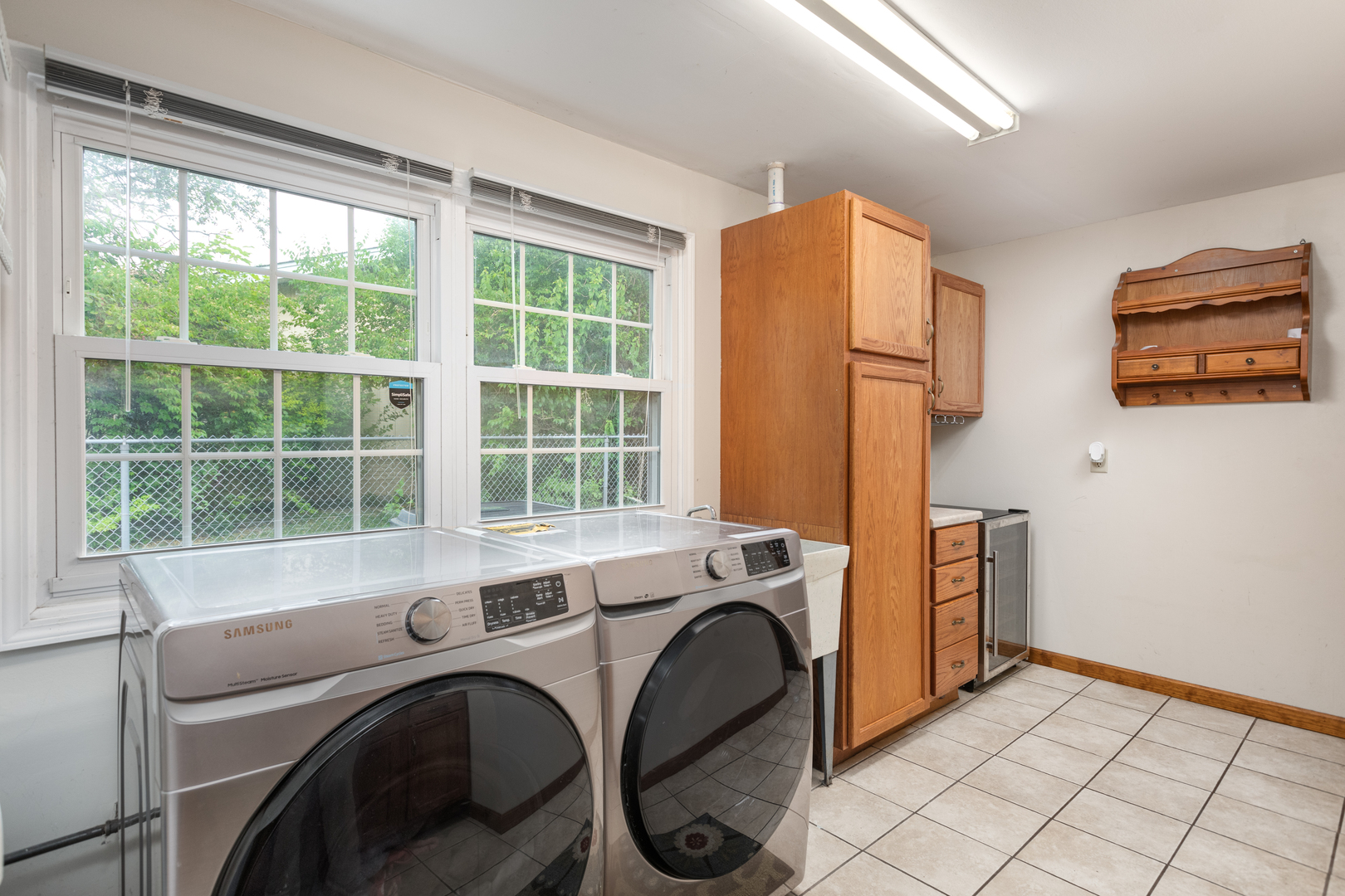 1616 Apache Drive Naperville, IL 60563 - Photo 18 of 36 a utility room with dryer and washer