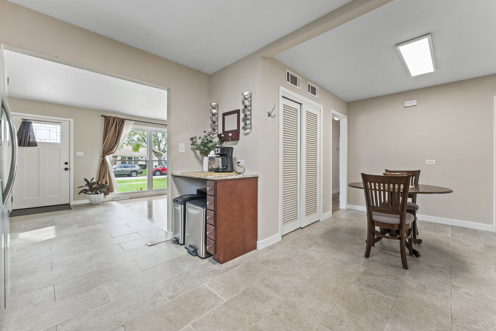 439 Highview Avenue Elmhurst, IL 60126 - Photo 11 of 42 a view of a livingroom with furniture and a livingroom