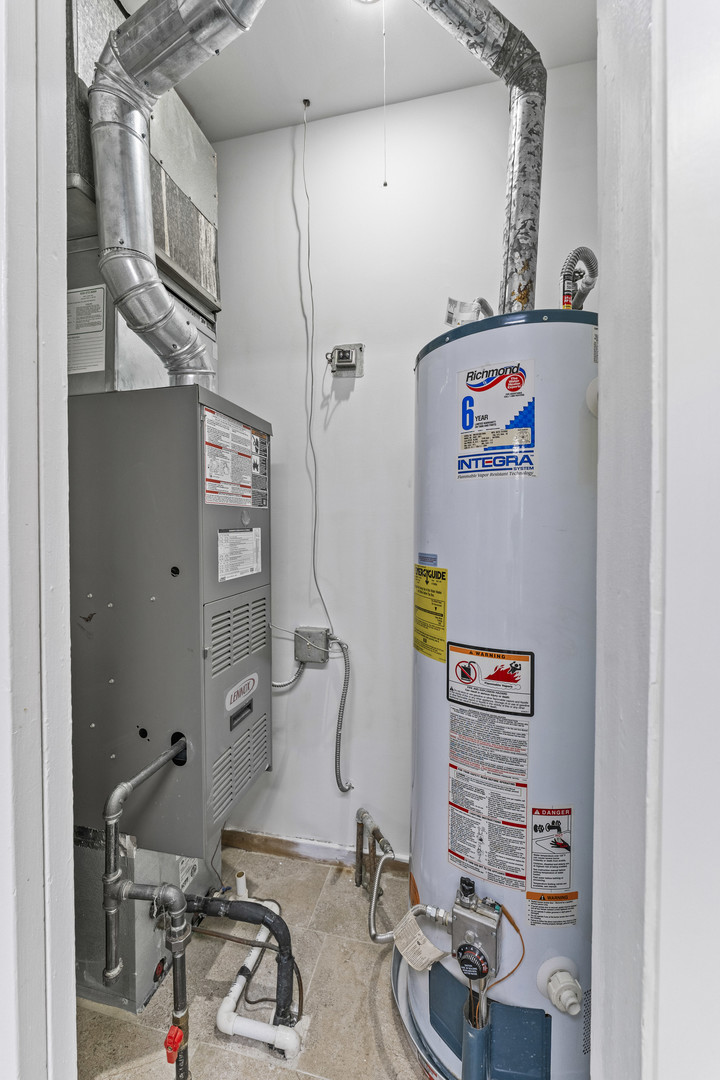 439 Highview Avenue Elmhurst, IL 60126 - Photo 28 of 42 a bathroom with a sink and a mirror