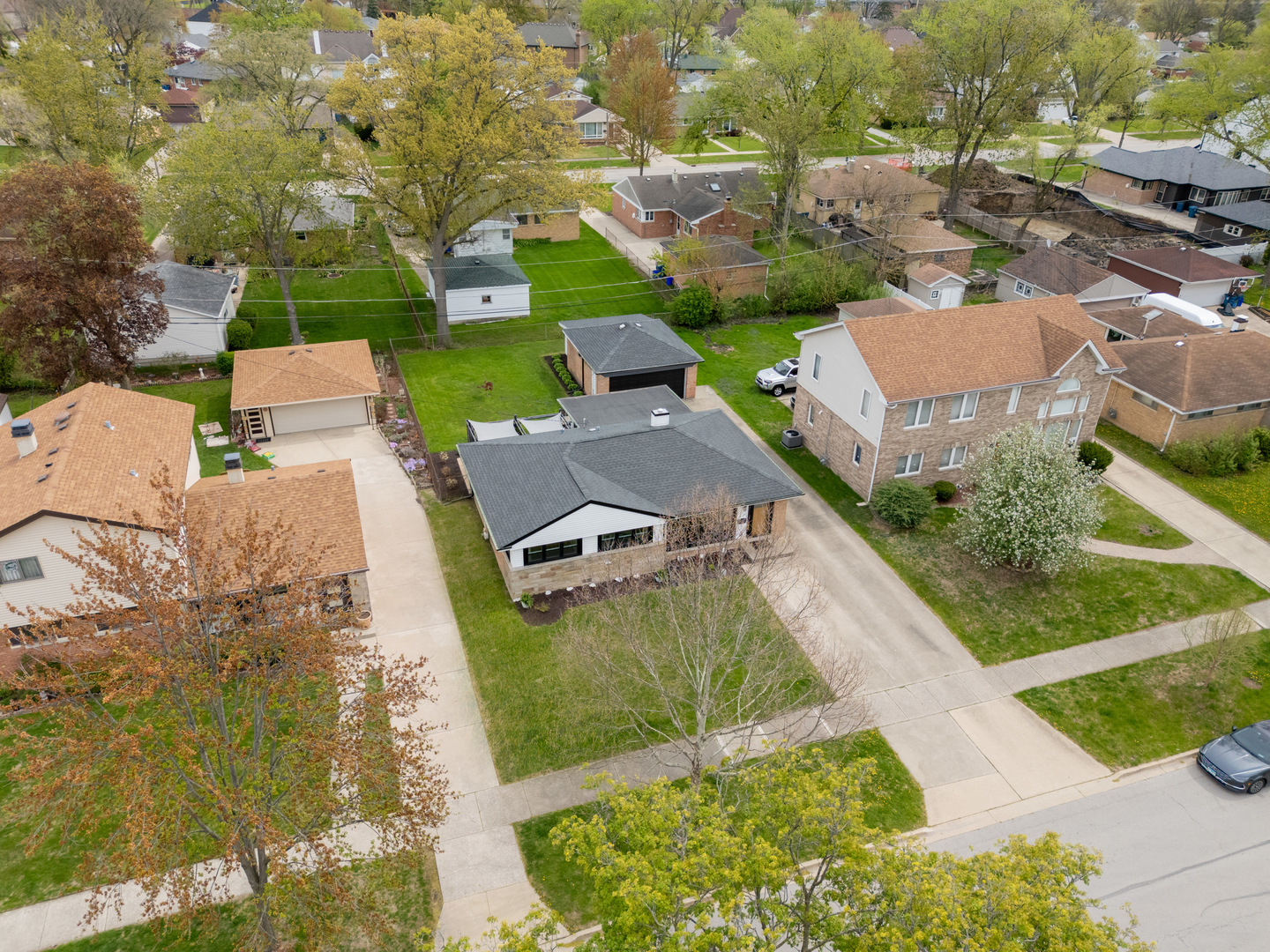 439 Highview Avenue Elmhurst, IL 60126 - Photo 35 of 42 an aerial view of a house with a garden