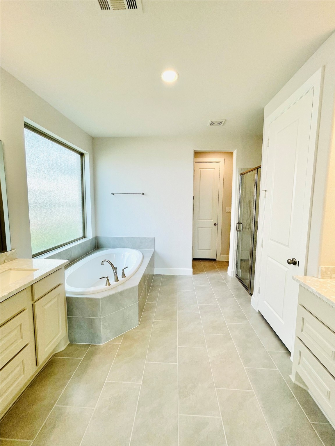 596 Santa Rosa Hls Drive Katy, TX 77493 - Photo 27 of 45 a view of a bathroom with a tub and mirror