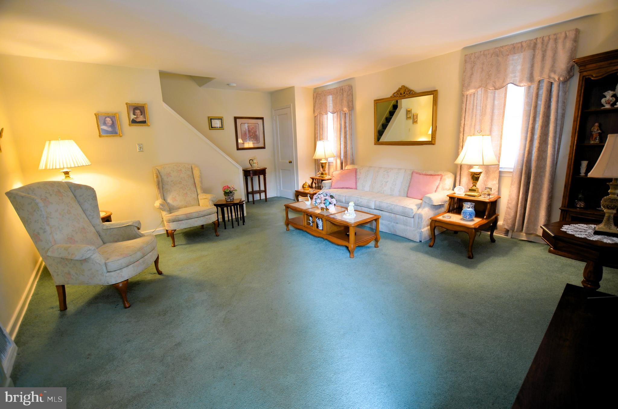 151 Riverview Drive New Castle, DE 19720 - Photo 4 of 28 Living Room