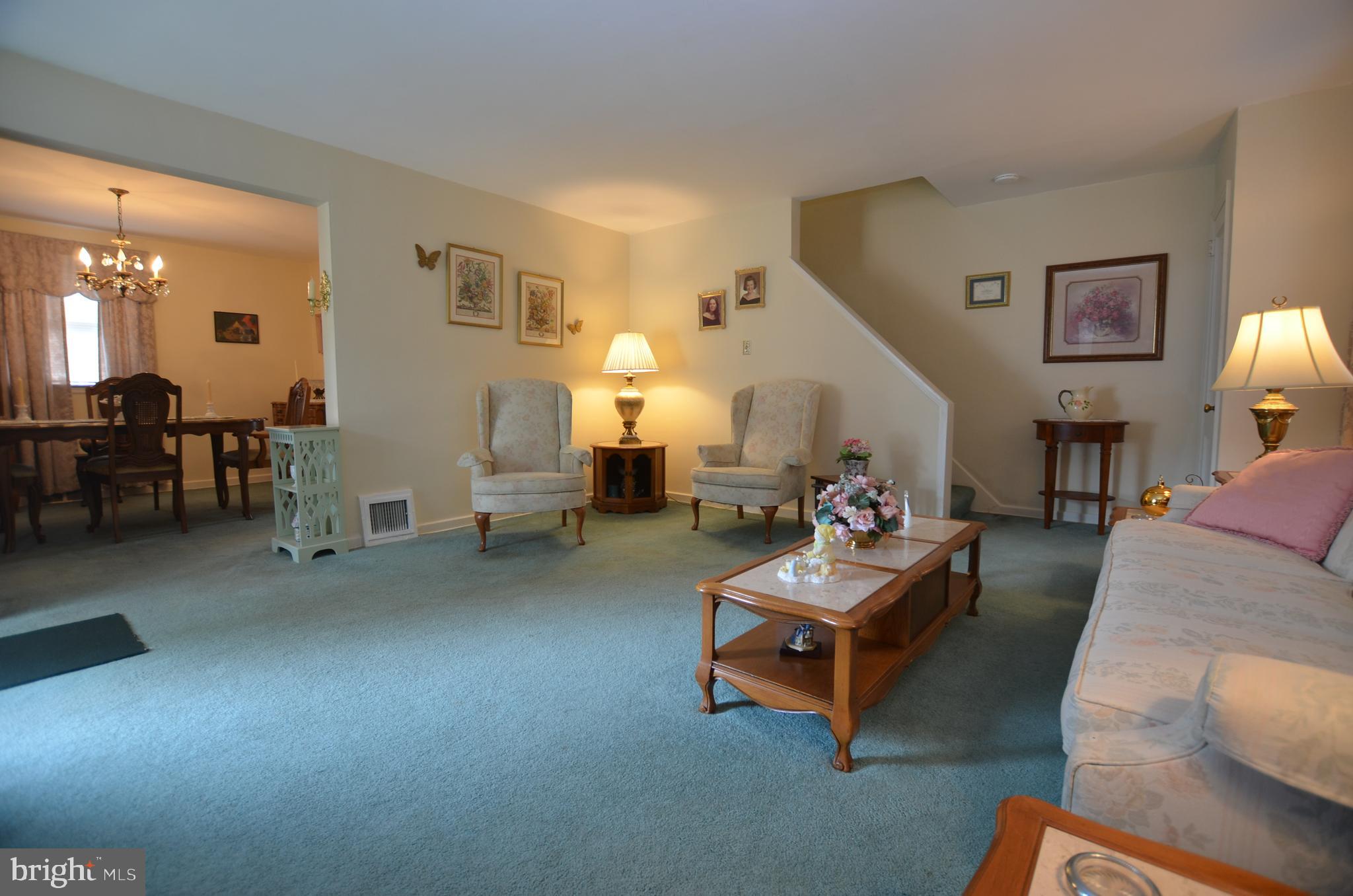 151 Riverview Drive New Castle, DE 19720 - Photo 5 of 28 Living Room