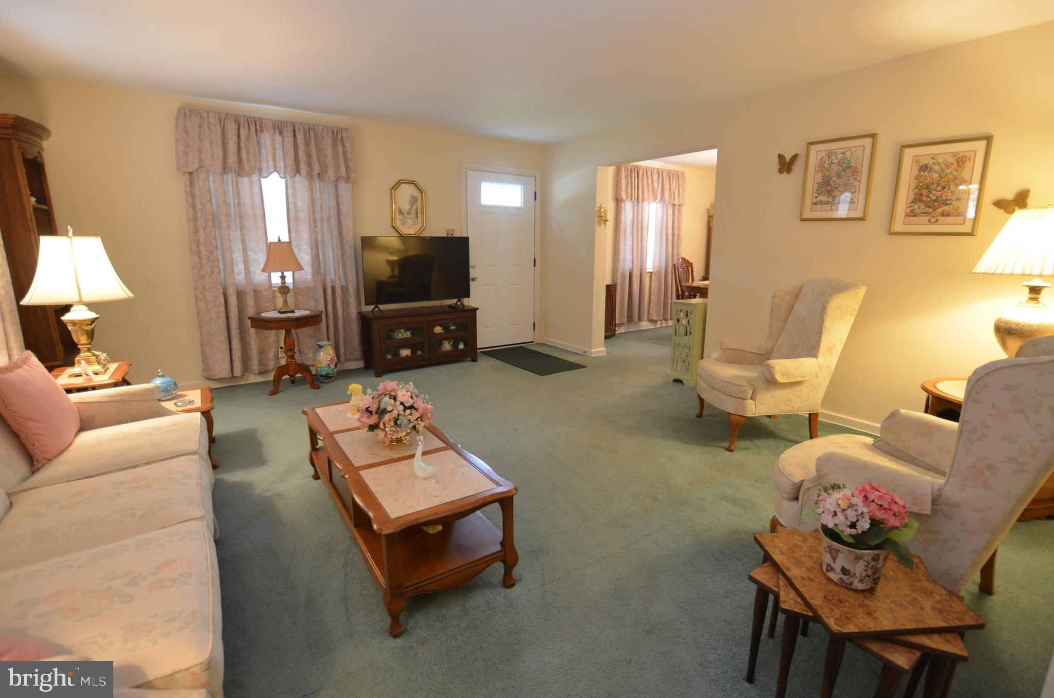 151 Riverview Drive New Castle, DE 19720 - Photo 6 of 28 Living Room